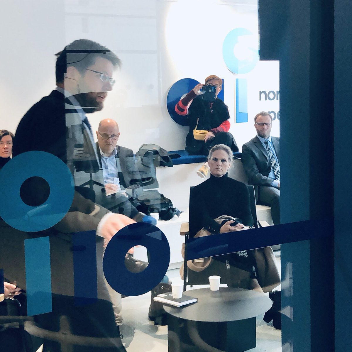 Justisdep's tweet photo. På @NTNU bedrives FoU innen en rekke fag som bidrar til styrket beredskap og samfunnssikkerhet. I dag er samfunnssikkerhetsministeren på besøk for å lære om trygge materialer, kunstig intelligens, IKT-sikkerhet og beredskap til havs @DigitalNtnu @NorwegianOpenAI https://t.co/agCNL9xz2I