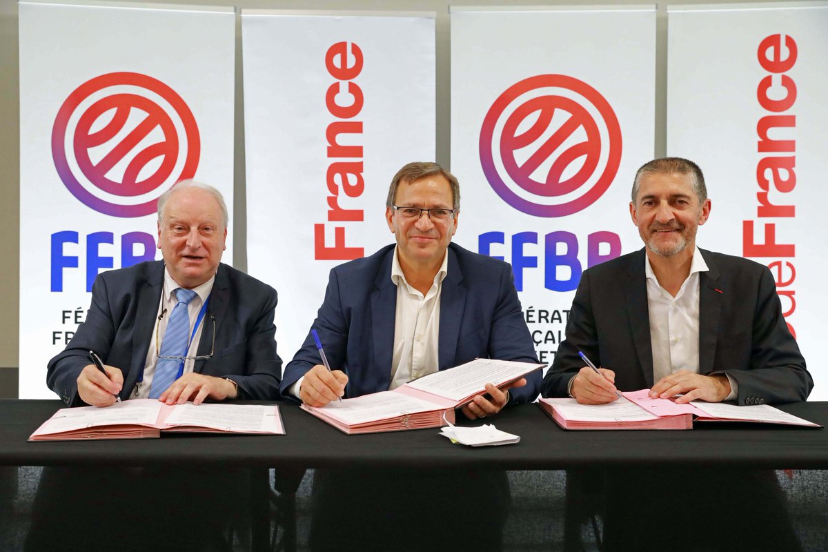 iledefrance's tweet photo. ✍️ Par l'intermédiaire du VP chargé des sports @karampatrick, la Région a signé un protocole de partenariat commun avec la @ffbasketball et la ligue de @BasketIDF samedi dernier : une collaboration visant à soutenir le développement de cette discipline en @iledefrance 🏀#SportIDF https://t.co/7ufS4OOClo