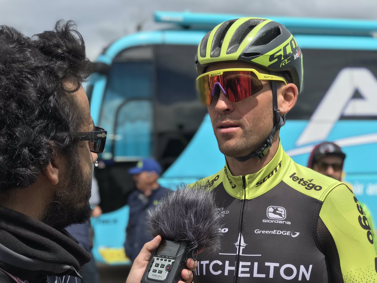GreenEDGEteam's tweet photo. #Giro We’re underway for stage 3. Our ‘big’ boys and their @bikeonscott #SCOTTdisc will be crucial today. Strong cross tail wind for the whole stage 💨🌬 https://t.co/XaeHpIBNlM