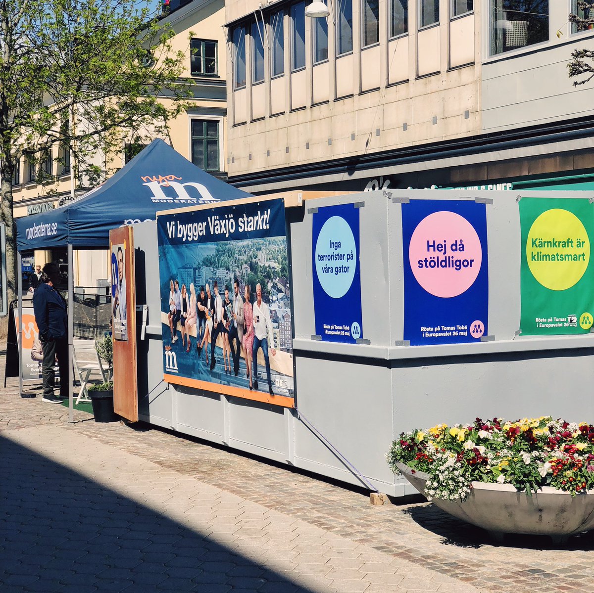 Kom och hälsa på oss i vår frihandelscontainer. Vi är på plats alla dagar fram till valet den 26 maj.
Rösta på Moderaterna i Europavalet! Ⓜ️🇪🇺 #EuropeanElections2019 #eupol #EUval2019 #vxopol #svpol