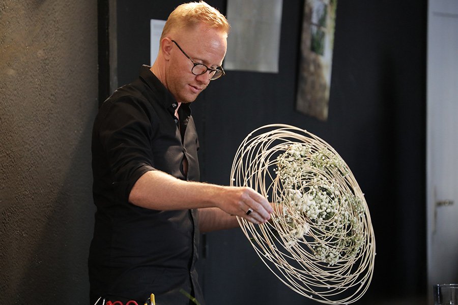 FLOOSWEB's tweet photo. The day has finally arrived! Enjoying master florists #PerBenjamin, #AlexChoi and #MaxVanDesluis. Follow us and keep updated with the creations presented during the event.
#FLOOS #TheCraftersSecret #FloralDesign https://t.co/ENDDt8cHoT