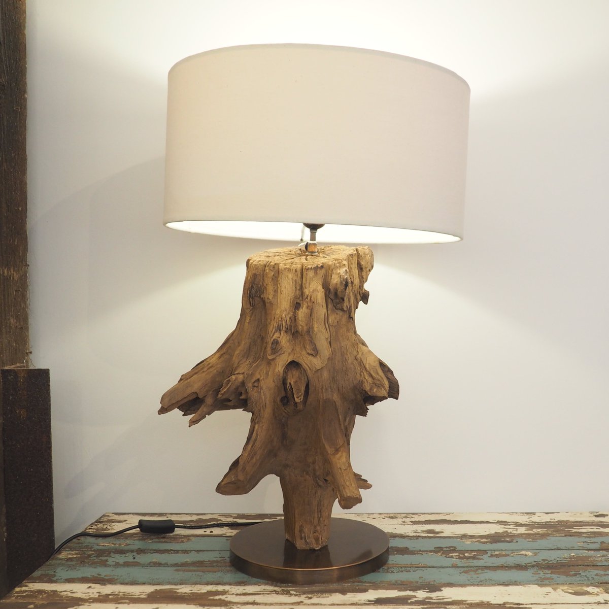 RusticHouseCafe's tweet image. Quite a statement this root table lamp would make with its unique shape. Shades available in black or white. bit.ly/2YraZ8h #homedecor #rusticlighting #teakroots #uniquestyle