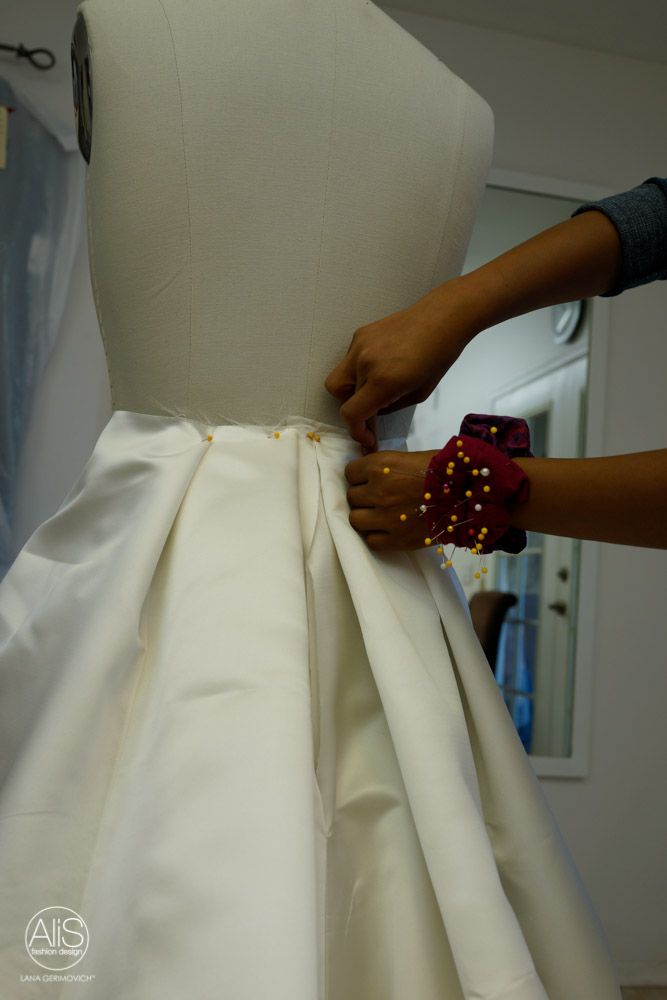TallulahTennant's tweet photo. At Tallulah Tennant, we honor traditional, British Artisans...https://t.co/kJvoTxfppw #craftsmanship #luxury #highfashion https://t.co/6kKt7Tsghs
