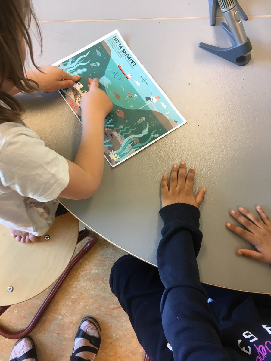 Med berättarbilder skapades små berättelser om olika material som finns i vår natur i form av skräp. Det är viktigt att ta hand om naturen tycker alla. F:3 hörsel Röd @stenkulaskolan