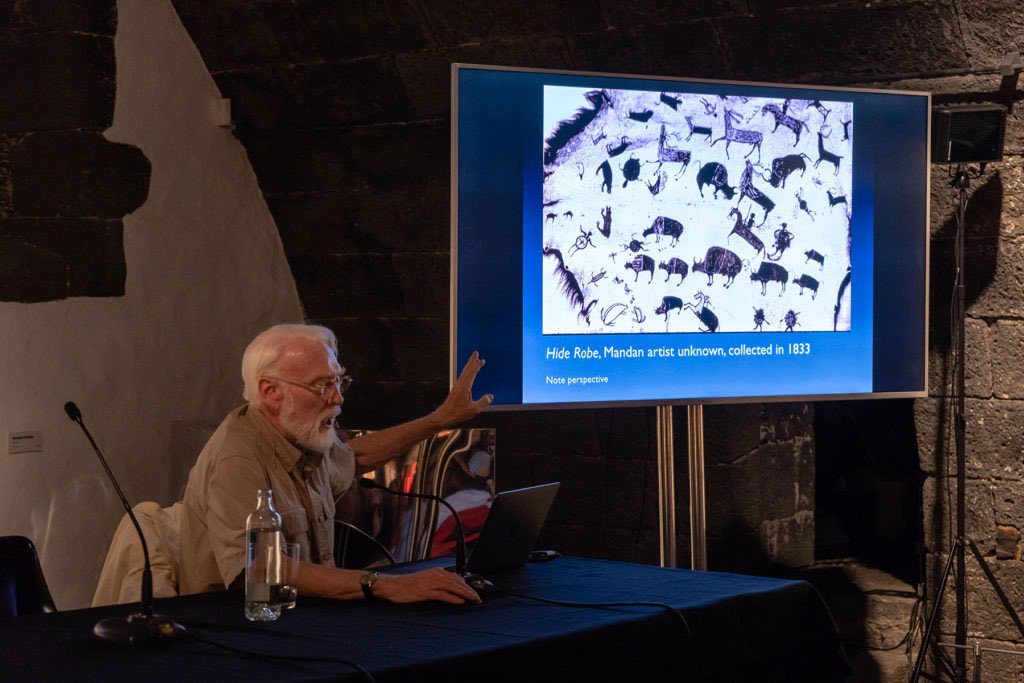 👨🏻‍🏫Bajo el título 'Turismo, arte y comunidad', Deann MacCannell, profesor emérito en estudios de paisajismo y arquitectura ambiental, dio una ponencia donde ilustró cómo el arte y el turismo tienen una estrecha relación desde siempre.

#Manrique100 

manrique100.es/2019/05/11/dea…