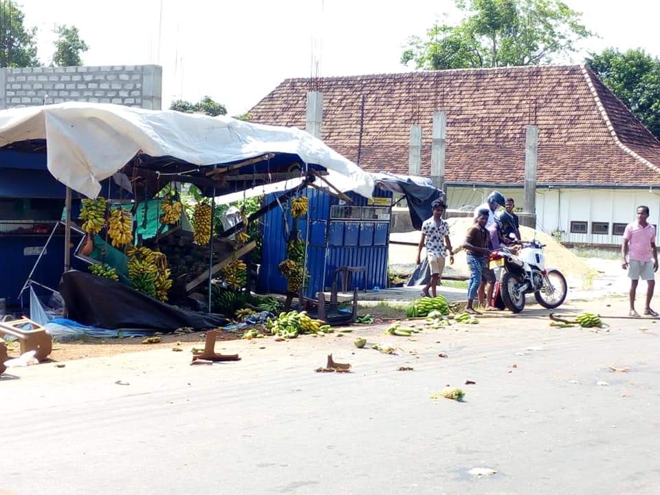 NewsNow360's tweet photo. #SriLanka:
Group of individuals were seen damaging property in #Hettipola town early this afternoon. Police curfew was imposed with immediate effect to control the tense situation. 
#lka https://t.co/dDUq2IfO2X