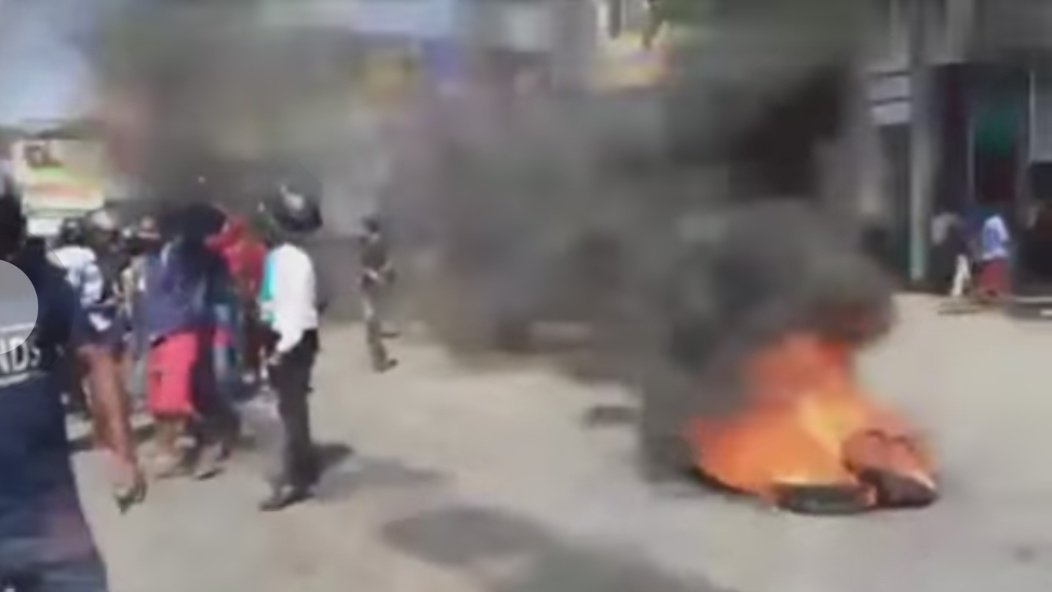 NewsNow360's tweet photo. #SriLanka:
Group of individuals were seen damaging property in #Hettipola town early this afternoon. Police curfew was imposed with immediate effect to control the tense situation. 
#lka https://t.co/dDUq2IfO2X