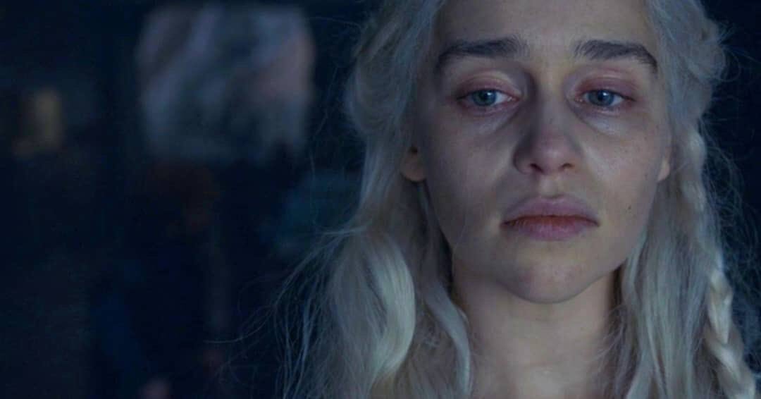 Дейнерис на драконьем камне. Дейенерис таргариен кадры. Почему дейнерис не горит. Почему дейнерис не горит. Дейнерис на драконьем камне.