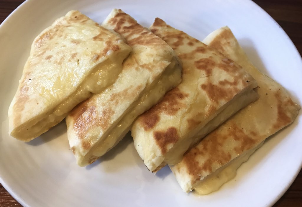 ナン君 1キロ痩せた反動でチーズナンとゴルゴンゾーラチーズナン両方食べちゃった 昔はチーズナン 2切れでお腹一杯だったのに今じゃ物足りないし慣れって本当に恐ろしい まあ一番恐ろしいのはこいつらのカロリーだけどな インドカレー チーズナン