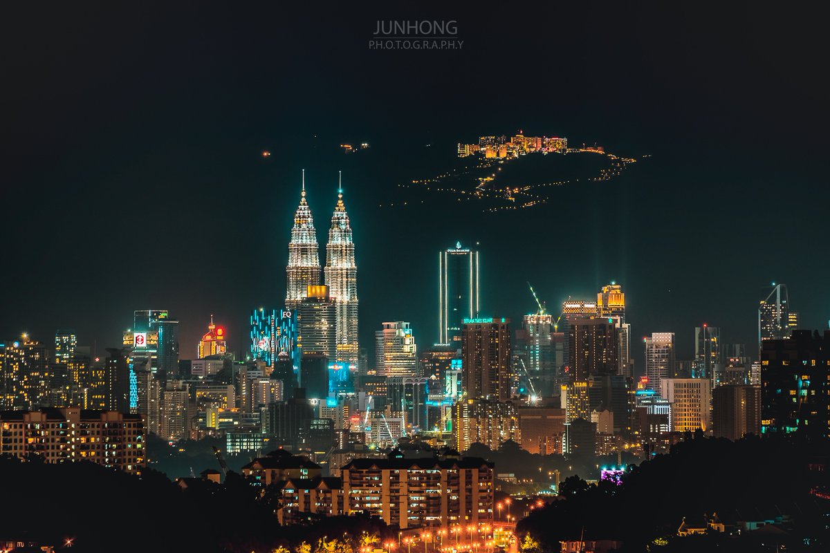 my_tehoais's tweet photo. Memang rare! Bukan mudah untuk dapt moment begini Kuala Lumpur berlatar belakangkan Genting Highland🥰

📸 jhong.visuals

#MYtehoais https://t.co/ttiHPFg2nG