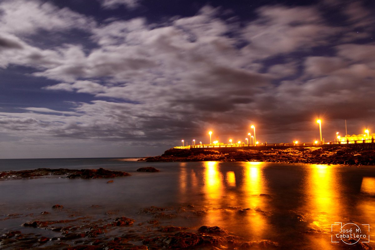 Cae la noche en Arinaga y la avenida ilumina las tranquilas aguas.

#grancanaria #agüimes #arinaga #islascanarias #latituddevida #photography #liveforthestory #canonespaña @canonespana @islascanariasoficial @MeteoRTVC @EmocionesCan @paisajecanario @oscarhdezsuarez @VilladeAguimes