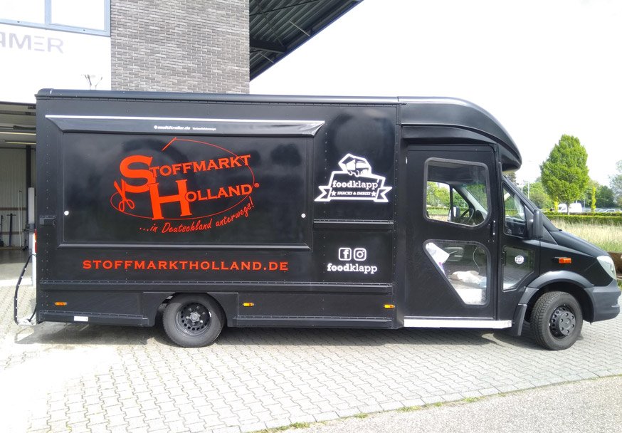Voor Stoffmarkt Holland en Foodklapp hebben we deze Mercedes van reclame voorzien, deze Foodtruck zal op de Duitse stofmarkten foodsnacks aanbieden.