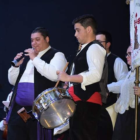 MundoFolklore's tweet photo. Nuestro amigo @morantista22 del grupo #CruzSantiago de #Infantes (C Real) los cuales han recuperado algunas danzas de paloteo que interpretan con la #DulzainaCastellana adquirida en nuestra tienda. 
Dulzaina de ABS muy económica y pero de gran sonido y prestaciones.

#dulzaina https://t.co/sqcffKg2Ei