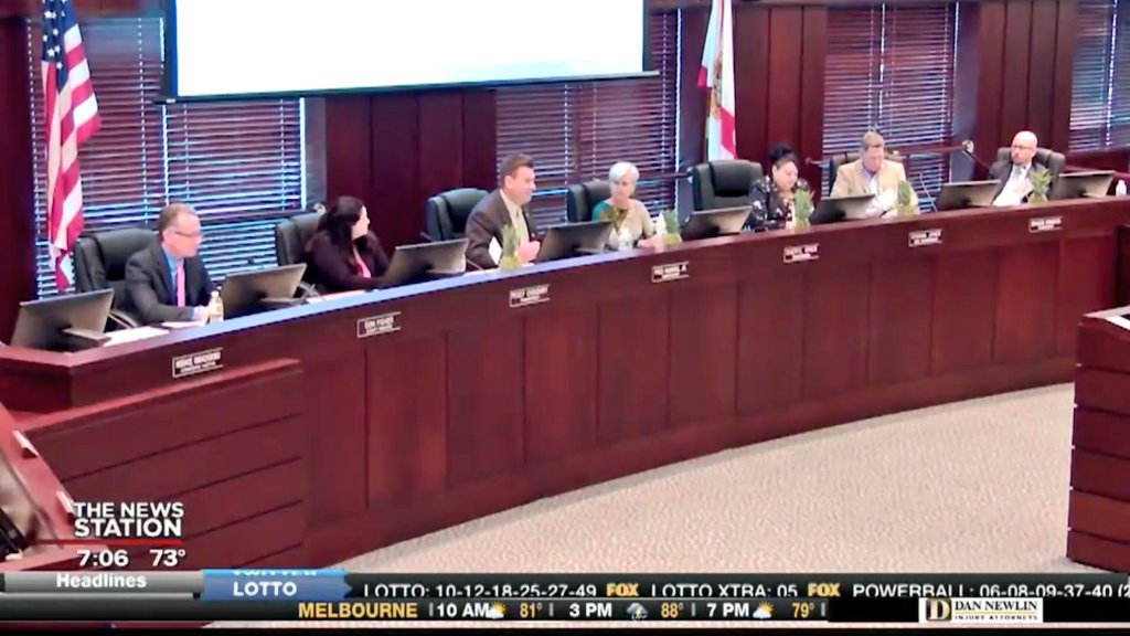 OmarAlfonsoPR's tweet photo. FLORIDA | Residents fuming as #CoalAsh is expected to be dumped in Osceola landfill.

Today, commissioners will answer questions for the first time regarding this issue.
 https://t.co/KGSE1EIo0t

Via @Fox35Orlando
. https://t.co/zPGYEWPZUG