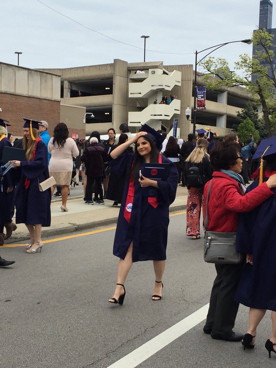 pandulcexo's tweet image. A sis did something yesterday!!!🎓🇲🇽 #UIGrad19 #firstgenerationstudent #SiSepudo