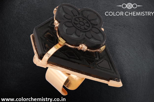 ChemistryColor's tweet image. Fausta is sculpted for the fierce souls. The edgy design engraved on the black onyx encrusted on sharp metallic angles would beautifully complement soft fabrics and feminine styles.#officialcolorchemistry colorchemistry.co.in
#officialcolorchemistry #jewellery #jewelleryaddict