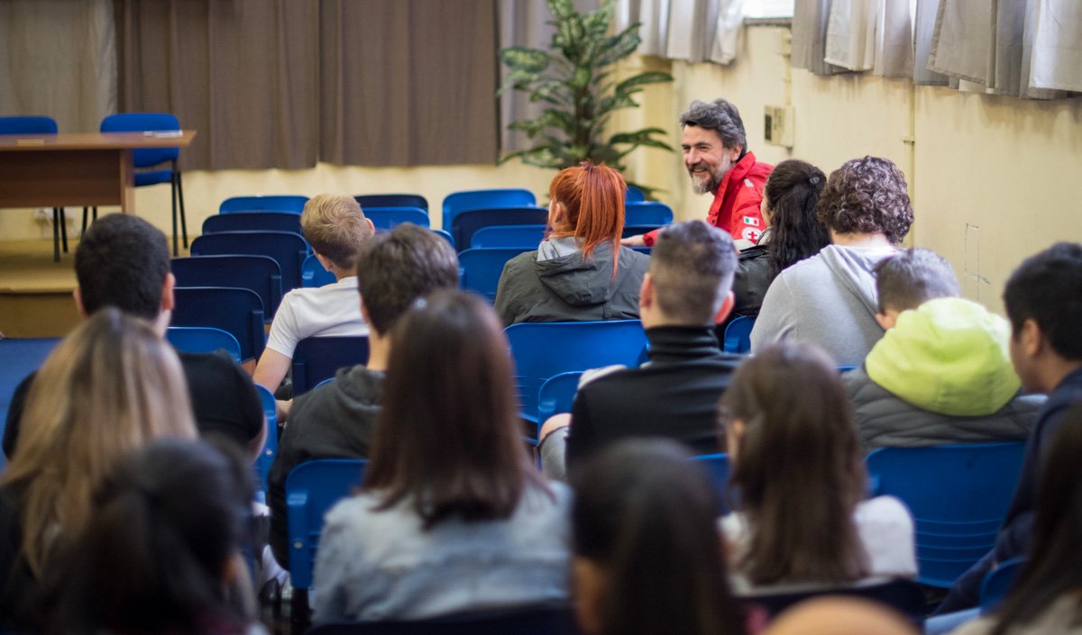 crocerossaroma's tweet photo. Oggi #CroceRossa Roma e #ISMA insieme all'Istituto Alberghiero A. Vespucci per la conclusione del progetto di #GiovaniAlFuturo contro la dispersione scolastica, che ha coinvolto circa 200 studenti. Grazie alla Scuola e allo Chef @debbellise per aver incontrato i ragazzi! #criroma https://t.co/sAVZ8PV8Jv