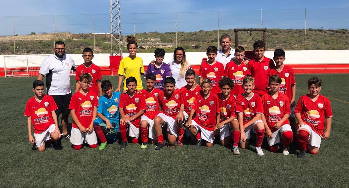 UDLasZocas's tweet photo. Queremos agradecer que En la tarde de ayer, en el partido de nuestro Infantil B, nos visitaran en el Juanito Marrero, #Cinty y #Pisco las dos jugadoras del @UDGTenerife jugadoras profesionales de fútbol y de excelencia como personas, jugadoras🔝🔝.
#Gracias https://t.co/X5oMQCXjpN