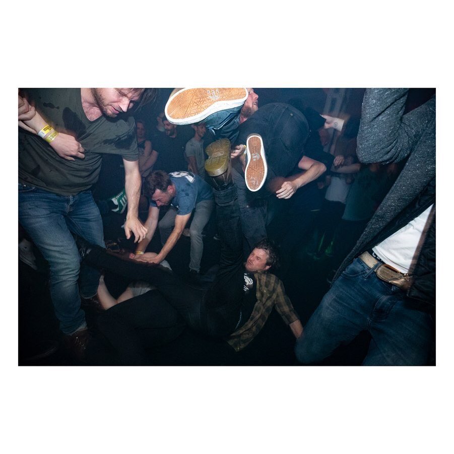 A picture says a thousand words!!! 🔥
Let’s do this again next year...!? 
Thanks to everybody that came out, bands, artists, skaters and BIG UPS for the crew!!! Special thanks to all sponsors 📷 Roel van der Aa

#antishitfest #antishitfest2019 #punkrock #skateboarding #art