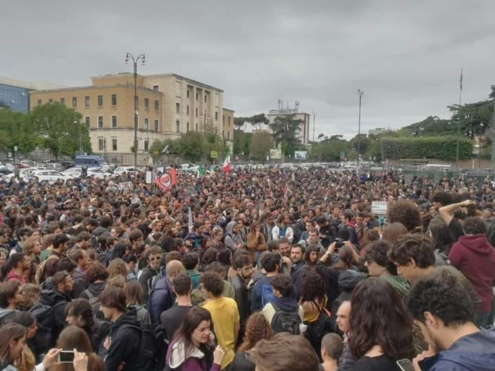 BaobabExp's tweet photo. La #Sapienza antifascista
Siamo una marea contro le intimidazioni di Forza Nuova, per un'accoglienza fatta di umanità e rispetto dei diritti come quella sognata e realizzata da #MimmoLucano, per non lasciare più spazi alla violenza della propaganda e della disinformazione. https://t.co/176xSxvBFd