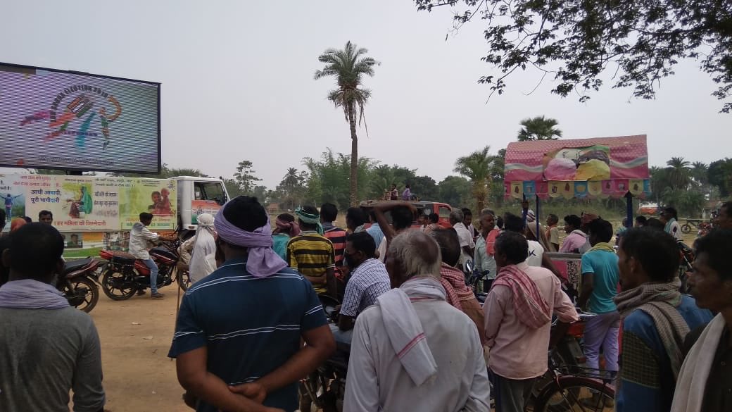 GoddaIprd's tweet photo. #एलईडी वाहन के माध्यम से शत-प्रतिशत मतदान हेतु जिला निर्वाचन पदाधिकारी-सह-श्रीमती किरण पासी के निर्देशानुसार वीडियो क्लिप्स को एलईडी पर प्रदर्शित कर 19 #मई को अपने घरों से निकल मतदाताओं से शत प्रतिशत मतदान की अपील की जा रही है।
@dcgodda 
@cell_2019
@ceojharkhand https://t.co/QyiMBnpbms