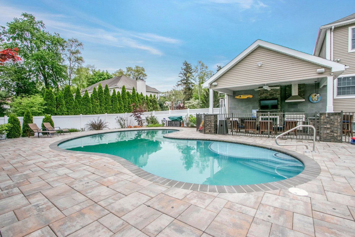 LaskinNJRealtor's tweet photo. Brand NEW on the Market..River Vale NJ..Stunning 1 Year NEW Kitchen..Salt Water I/G Pool...#RiverVale #PascackValley https://t.co/jYsHNl0NoR https://t.co/5gk4RfOHDV