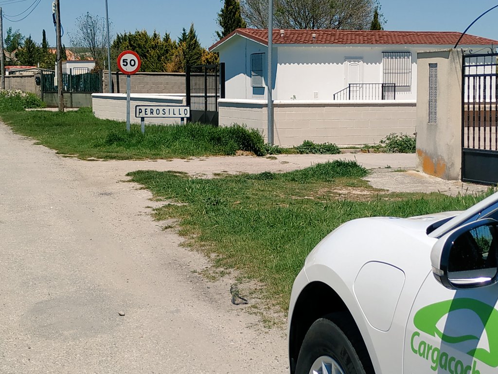 elechallenge's tweet photo. La plaza del pueblo de #Perosillo y su "SALÓN", muy concurrido. A su alrededor, extensiones verdes inmensas de cultivos y árboles perfectamente distribuidos. Quién se ocupa aquí del paisajismo? La propia #madrenaturaleza? #electricchallenge https://t.co/xLnUE4sj7C