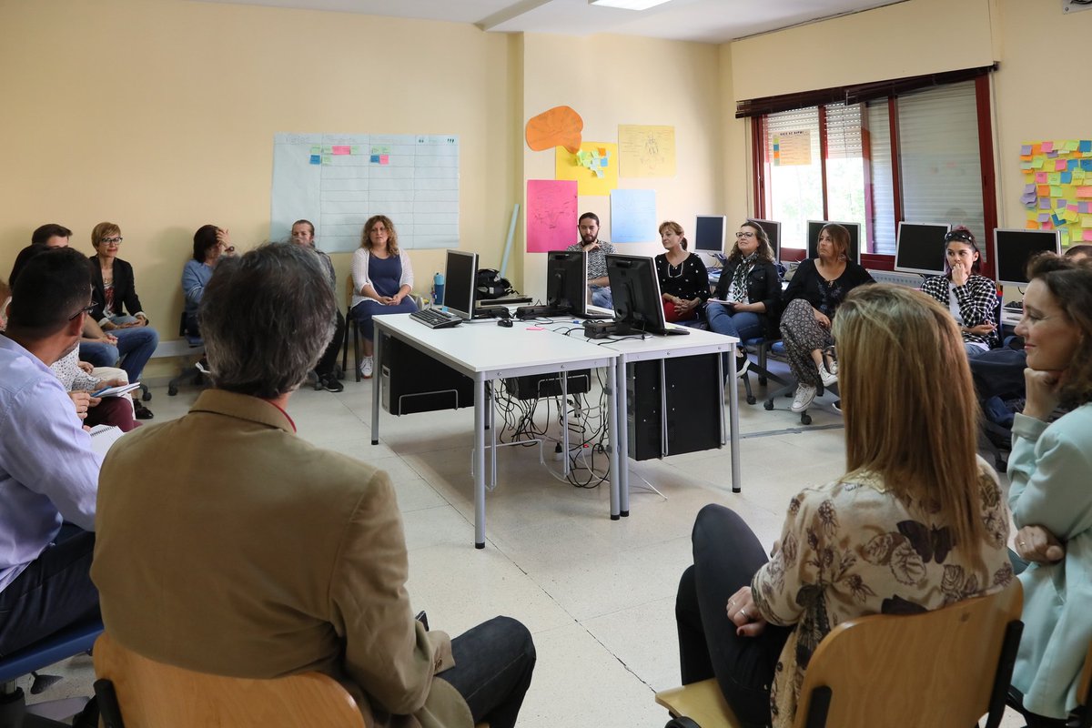 AreaEmpleoFSMLR's tweet photo. Hoy hemos estado en #Getafe conociendo a los #participantes de la 3ª #Lanzadera de #Empleo de la ciudad. 👌 Nos han explicado sus perfiles profesionales 👨‍🔬👩‍🏭👨‍💻👩‍💼  y  todo lo que están #aprendiendo y mejorando para lograr #trabajo! #Enhorabuena! https://t.co/4ZF2LgN3Xa https://t.co/1zlKBGCKxX