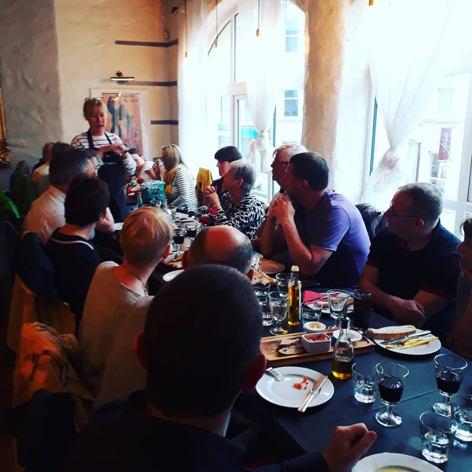 TasteCauseway's tweet photo. A fully booked Portrush @CausewayFoodie tour in action! 😃 Great memories, made with great local produce and craic! Book your tour for this Summer via https://t.co/NhbKmLLSN9 ☀️ #TasteCauseway #CausewayFoodie https://t.co/CZJkuWpCbK