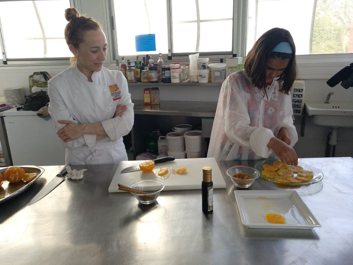 DOP_Siurana's tweet photo. I la Montsant d l’escola d la Palma d’Ebre, preparant la recepta guanyadora de la categoria B que són unes postres d taronja, canyella i oli @DOP_Siurana #socsiurana #EHiT #Cambrils #oove #aove #evoo #40anys https://t.co/OYea5U6Fgc