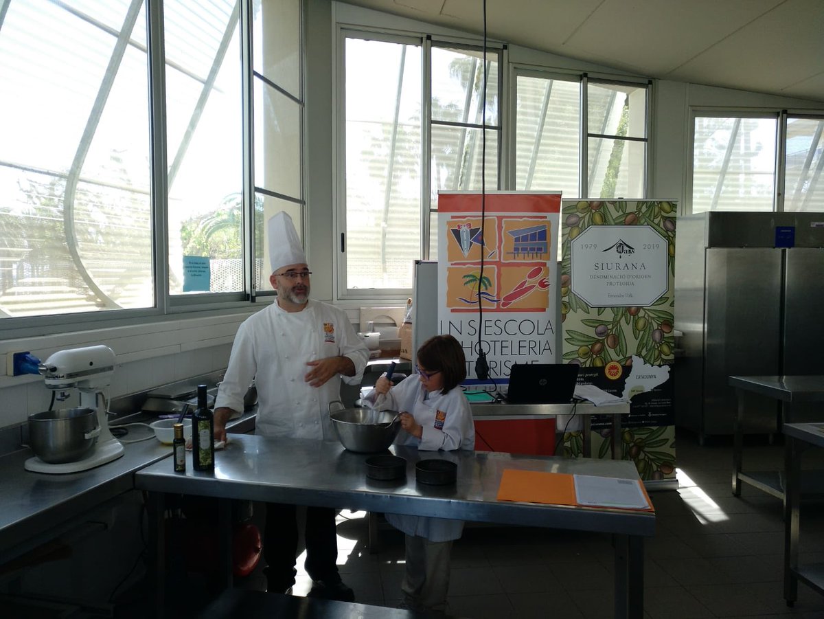 DOP_Siurana's tweet photo. I la Montsant d l’escola d la Palma d’Ebre, preparant la recepta guanyadora de la categoria B que són unes postres d taronja, canyella i oli @DOP_Siurana #socsiurana #EHiT #Cambrils #oove #aove #evoo #40anys https://t.co/OYea5U6Fgc
