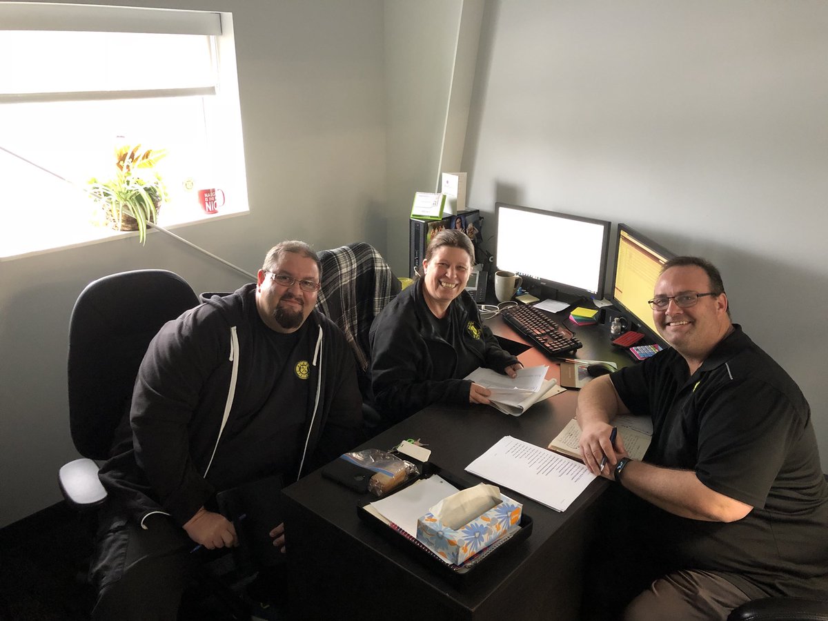 alarmsystems's tweet photo. Your security is their hands!
#meetingoftheminds #awardwinningsignalreceivingstation https://t.co/pWc3mnEr5t