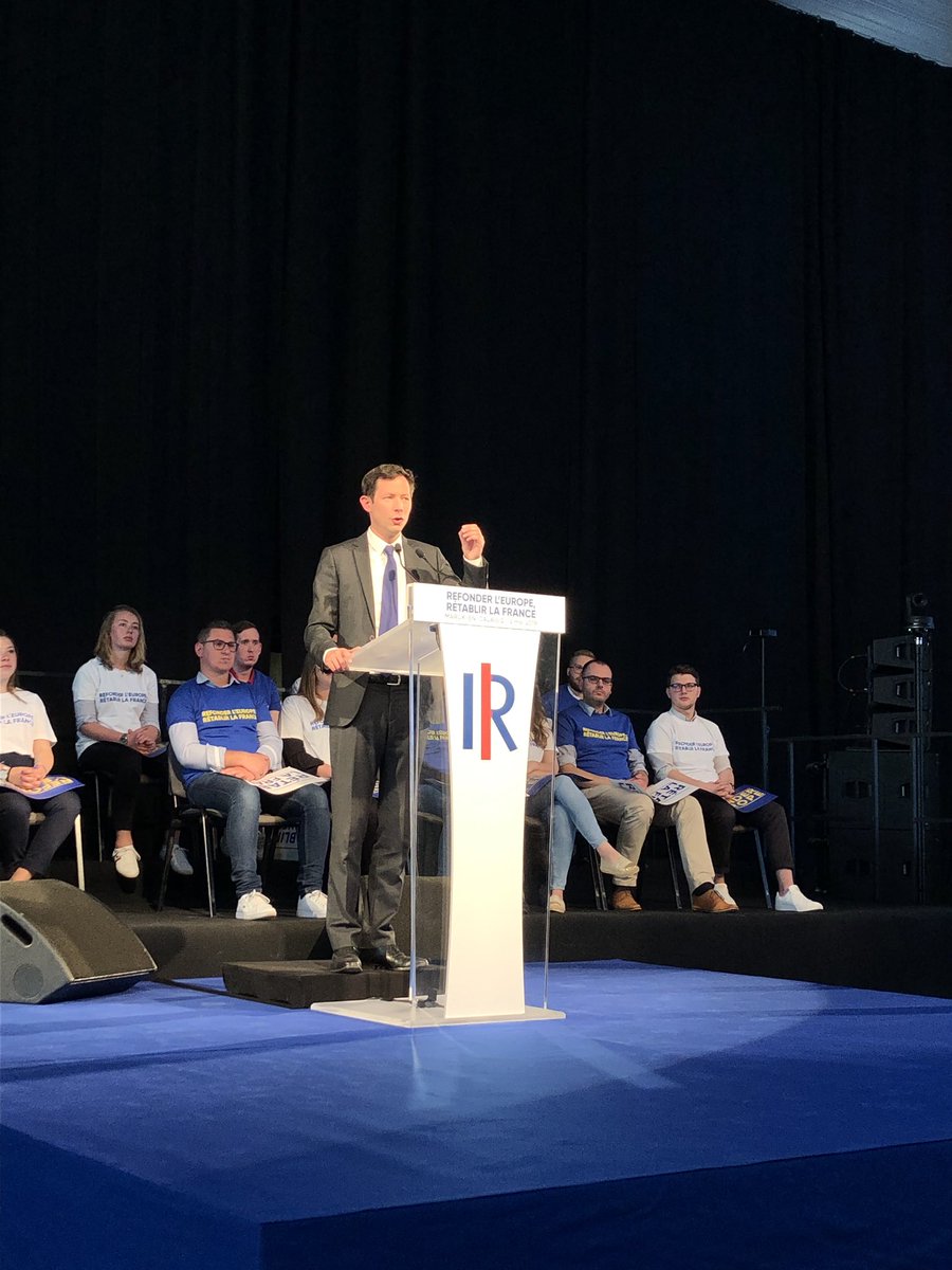 lesRepublicains's tweet photo. .@fxbellamy : « Je le dis ici à Calais, la crise migratoire est devant nous. Nous devons sortir de notre naïveté. Je le dis aussi : nous ne pouvons pas opposer l’humanité et la fermeté. Notre premier devoir d’humanité, c’est de contrôler nos frontières. » #LRMarck https://t.co/O3lRgHxL0D