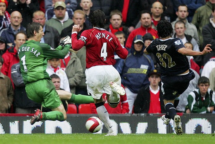 TyCSports's tweet photo. #UnDíaComoHoy En 2007, West Ham llegaba a la última fecha de la Premier con la necesidad de vencer al ya campeón Manchester United en Old Trafford, para no descender. Y Tevez lo logró: marcó el único tanto del encuentro. El Apache pasaría a los Reds en la temporada siguiente. https://t.co/r2WukPuON8