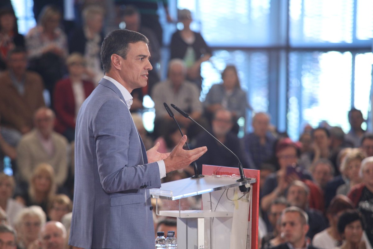 PSOE's tweet photo. ❤️@sanchezcastejon: Andan las derechas luchando por ver quién lidera la oposición... 

🙋‍♀️💁‍♂️Y nosotros, mientras, G O B E R N A N D O.

#SiempreHaciaDelante https://t.co/TDki8x7wKj