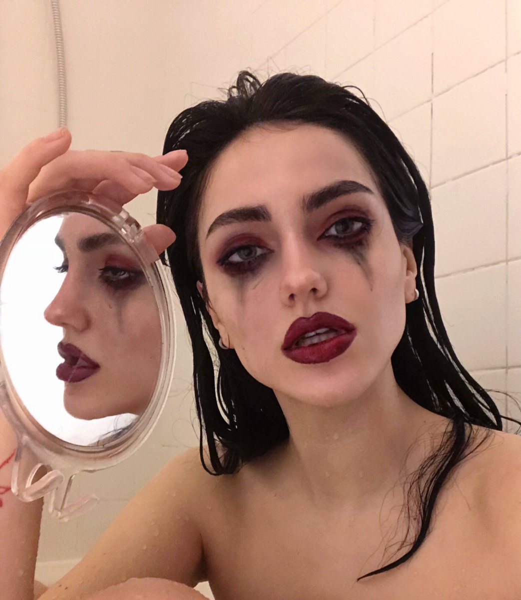 teafl0wer's tweet photo. my makeup looks nice https://t.co/mLR9zdqHEe