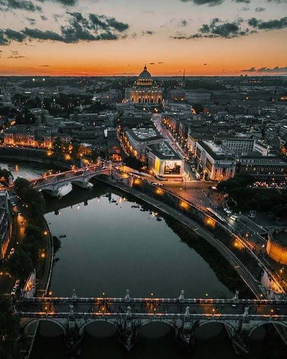 antoniettaband1's tweet photo. La città eterna con l'inconfondibile cupolone di San Pietro. Sul far della sera Roma è qualcosa di straordinario
.
.
📷 photo credit @vadim_sherbakov_photography .
.
#Michelangelobuonarrotietornato #Michelangelo #renaissance #artblogger #Roma #madeini… https://t.co/FwXE6PxSQ7 https://t.co/dMRZ27g1cL