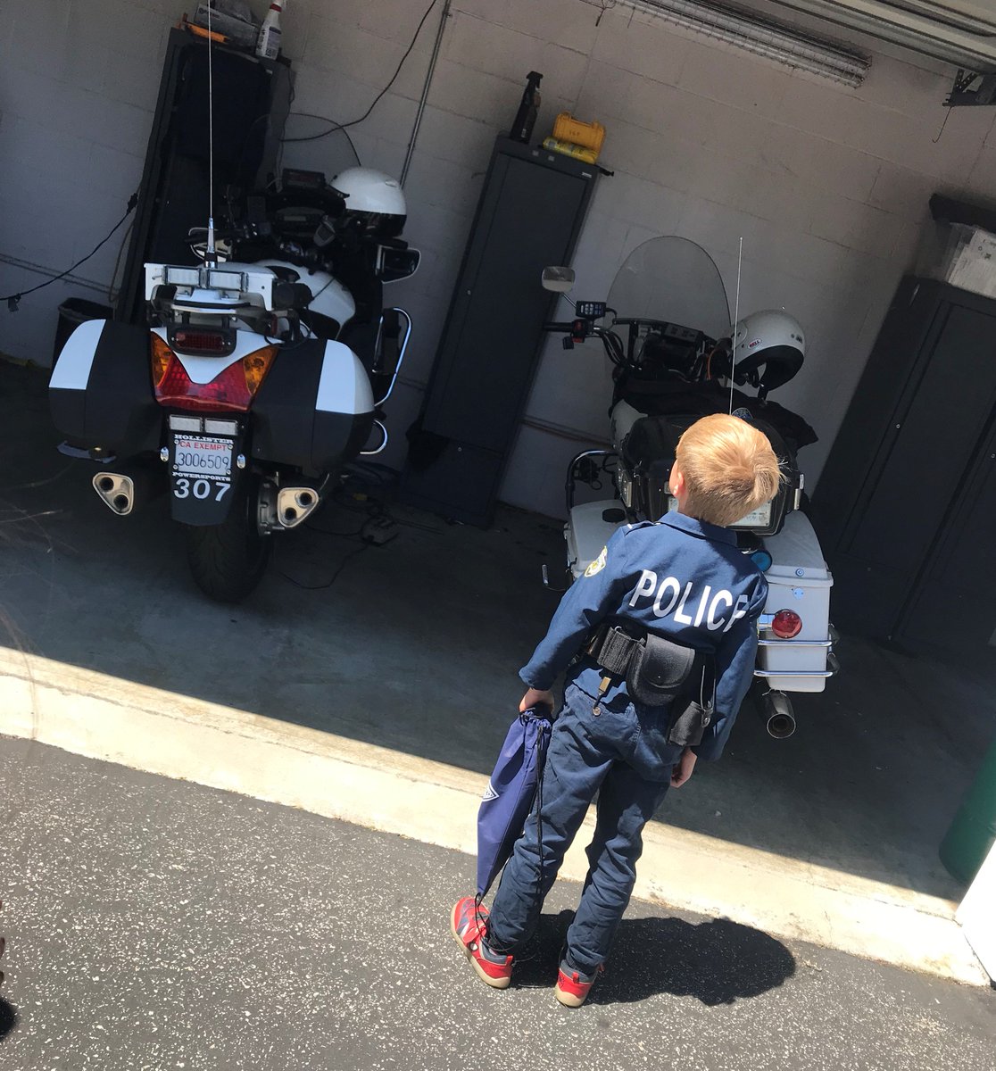 SantaCruzPolice's tweet photo. "I wanna be a police officer when I grow up!" - Remy 7 years old. He arrived dressed to impress for the SCPD tour. #MondayMotivation #dreamjob #JoinOurTeam #SantaCruzPolice https://t.co/6BybPs4ii4