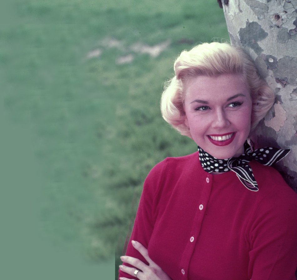 lizvintage's tweet photo. The Vintage Show is so very sorry to hear of the passing of Doris Day. Such an incredibly elegant lady, and so very talented. @lizvintage's Radio Show will, of course, be dedicated to Doris Day. @ribblefm - tune in tomorrow from 7pm https://t.co/NKdQ2MRexG