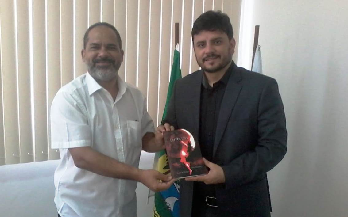 cefascarvalho's tweet photo. Visita ao amigo ex-deputado estadual e atual presidente da Jucern, Carlos Augusto Maia , para conversar sobre a Junta Comercial, Parnamirim e projetos para o futuro. E ainda entregar o exemplar de "Combustão" que ele havia adquirido.
#combustao #literatura #jucern #livro https://t.co/MN0r7ilphM