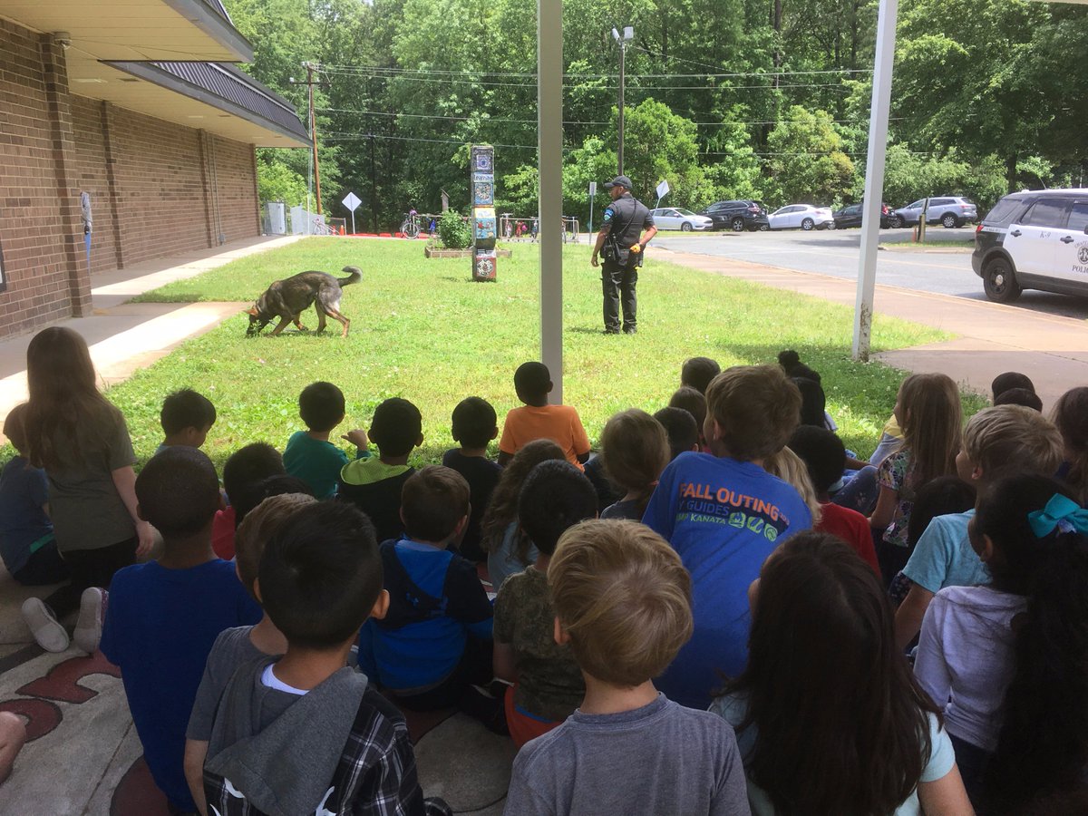 edlopezEES's tweet photo. Today in science we got a visit from a police officer named Mr. V and his police dog Gunther. We learned that Gunther can run fast and can use his sense of smell to find things. Thank you @ChapelHillPD #servicedogs #awesomevisit  #EESLeadAndLearn https://t.co/lIEx8OJri4