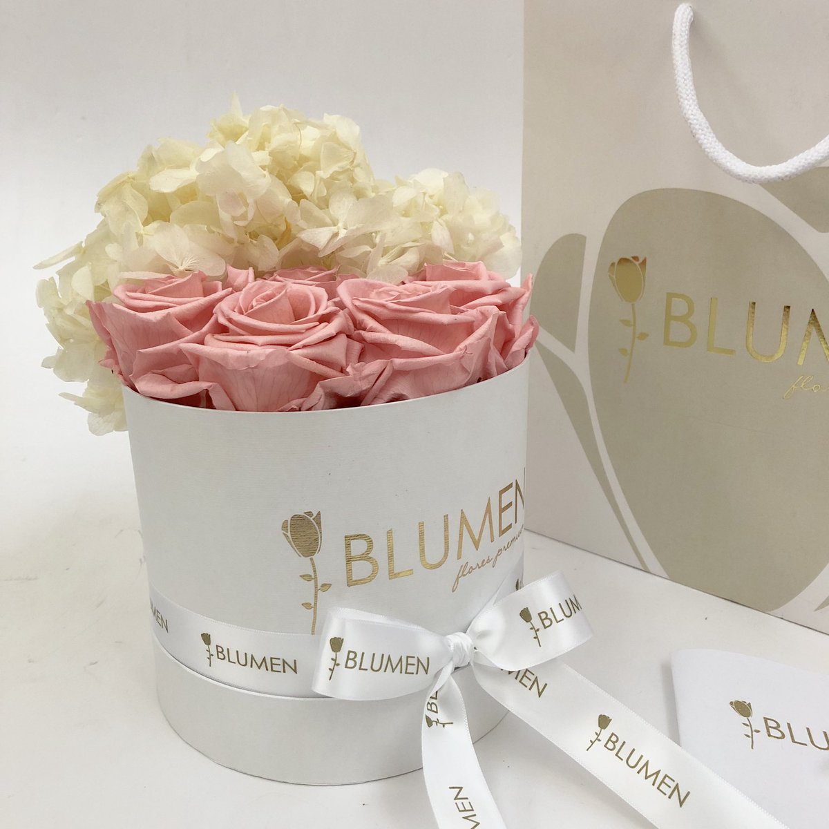 blumenecuador's tweet photo. Mamá es el ser más dulce ahora puedes alegrar su día con un hermoso detalle de BLUMEN 💖.
Contáctanos...
📱WhatsApp 0990061071 📱.
❗️Vive la Experiencia BLUMEN‼️.
#flores #florespreservadas #sunflowers #girasoles #mothersday #diadelamadre #mamá #hortensias #handmade #BLUMENbox https://t.co/qHVnfwUjsw