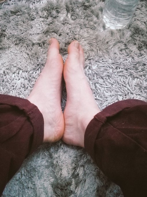 Je suis en train de regarder game of thrones. Remplissez mon PayPal en attendant, bande de chiens.  Il<a href="/tag/footfetish"class="tags"><span>#footfetish</span></a><a href="/tag/feet"class="tags"><span>#feet</span></a><a href="/tag/findom"class="tags"><span>#findom</span></a><a href="/tag/paypig"class="tags"><span>#paypig</span></a><a href="/tag/footslave"class="tags"><span>#footslave</span></a><a href="/tag/moneyslave"class="tags"><span>#moneyslave</span></a>