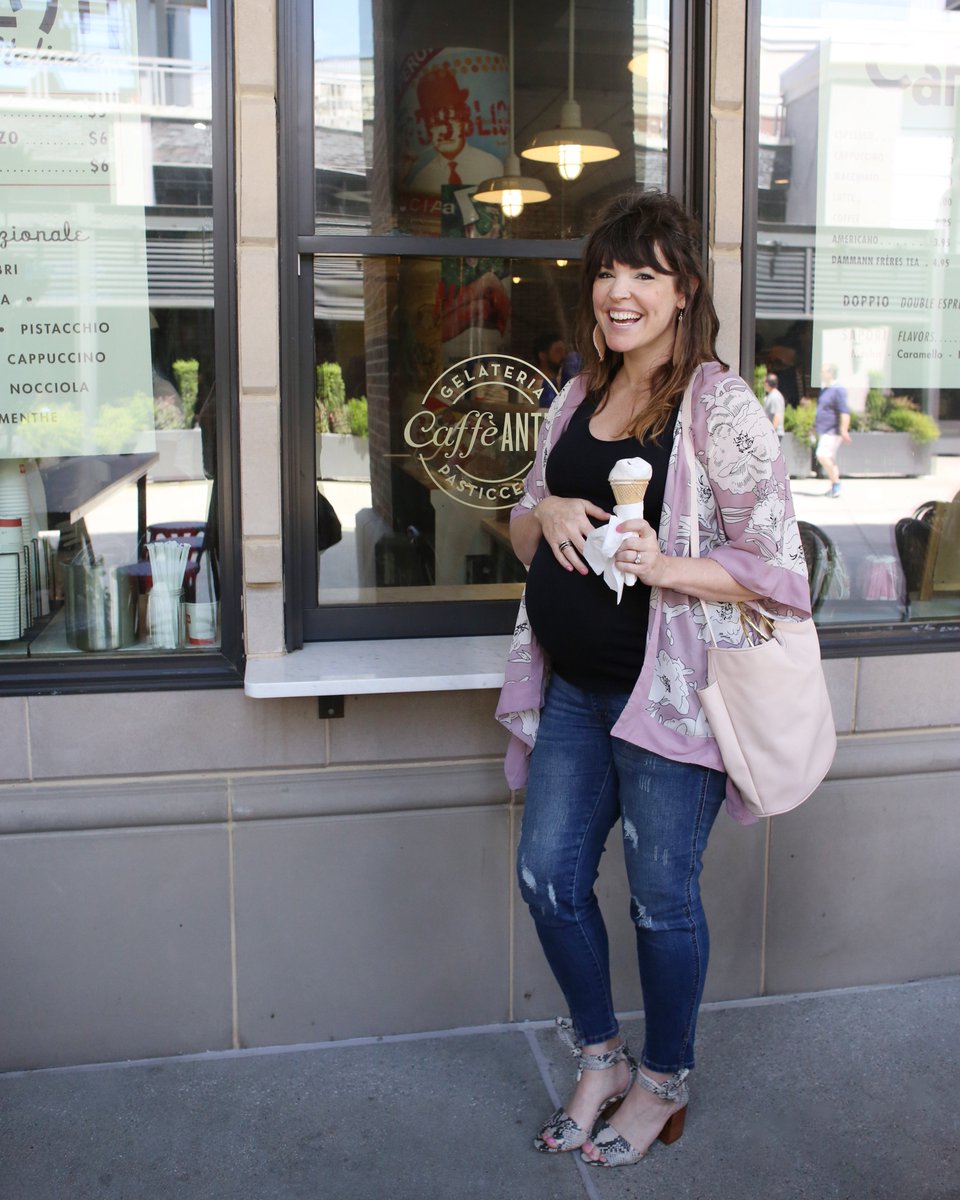 Love kimonos for changing up your look end of pregnancy! Check out this fun roundup from <a href="/walmart/">Walmart</a> here: laybabylay.com/spring-materni… and this one is a particular fave: rstyle.me/+NsgyKwSTVPG1l… #ad #walmartfashion #wedressamerica