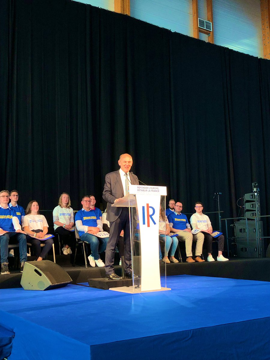 lesRepublicains's tweet photo. .@DFasquelle : « @laurentwauquiez, nous te devons beaucoup. Je sais le travail que tu fais pour reconstruire notre famille politique. Quant à toi @fxbellamy, je te remercie d'avoir réveillé cette campagne des #Européennes2019 en revenant aux fondamentaux. » #LRMarck https://t.co/zzKvMl46lp