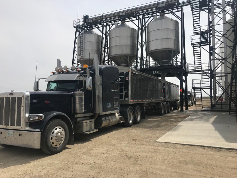 ADM_Farm_Direct's tweet photo. With many days in May seeing 50+ trucks/day being safely loaded with quality blended fertilizer, we at ADM Fertilizer are proud to say that Port Lajord has been very well received by the Southeast Saskatchewan marketplace! #buyfertilizerbetter #plant19 #forwardpricing #LajordSK https://t.co/Ewj8wPXwWD
