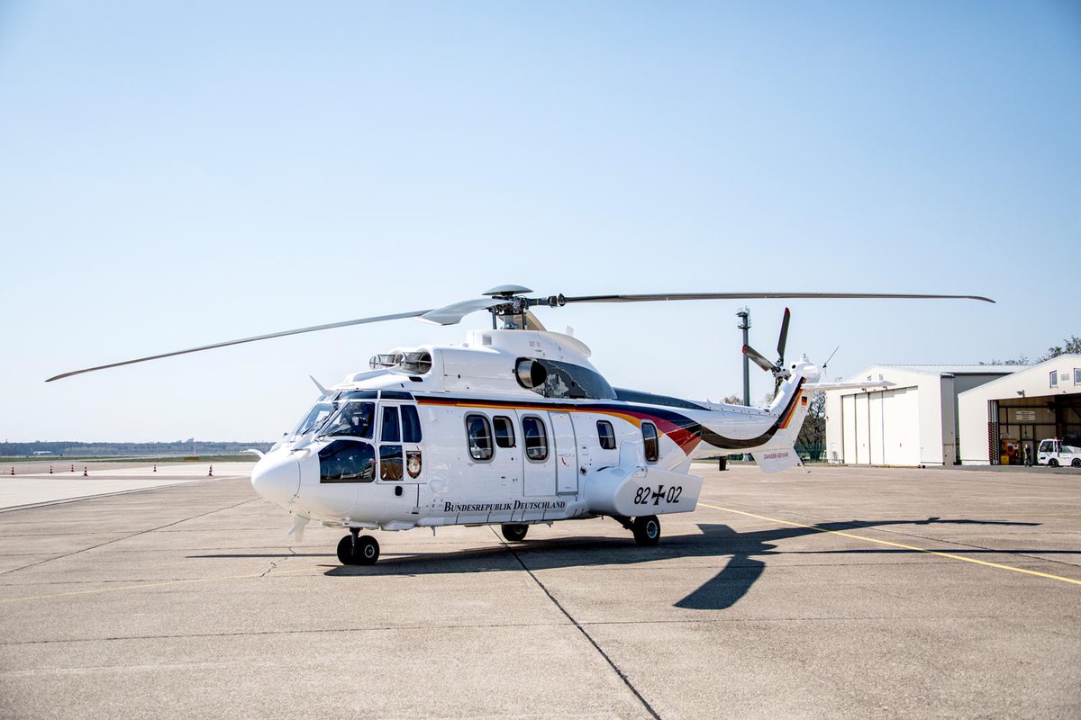 #Bundeskanzlerin sicher gelandet: Die #Luftwaffe konnte Angela #Merkel, trotz der Beschädigung einer #Global5000 am #FlughafenDortmund, mit einer Cougar der #FlugbereitschaftBMVg nach Berlin fliegen - direkt vor das Bundeskanzleramt. #Team_Luftwaffe