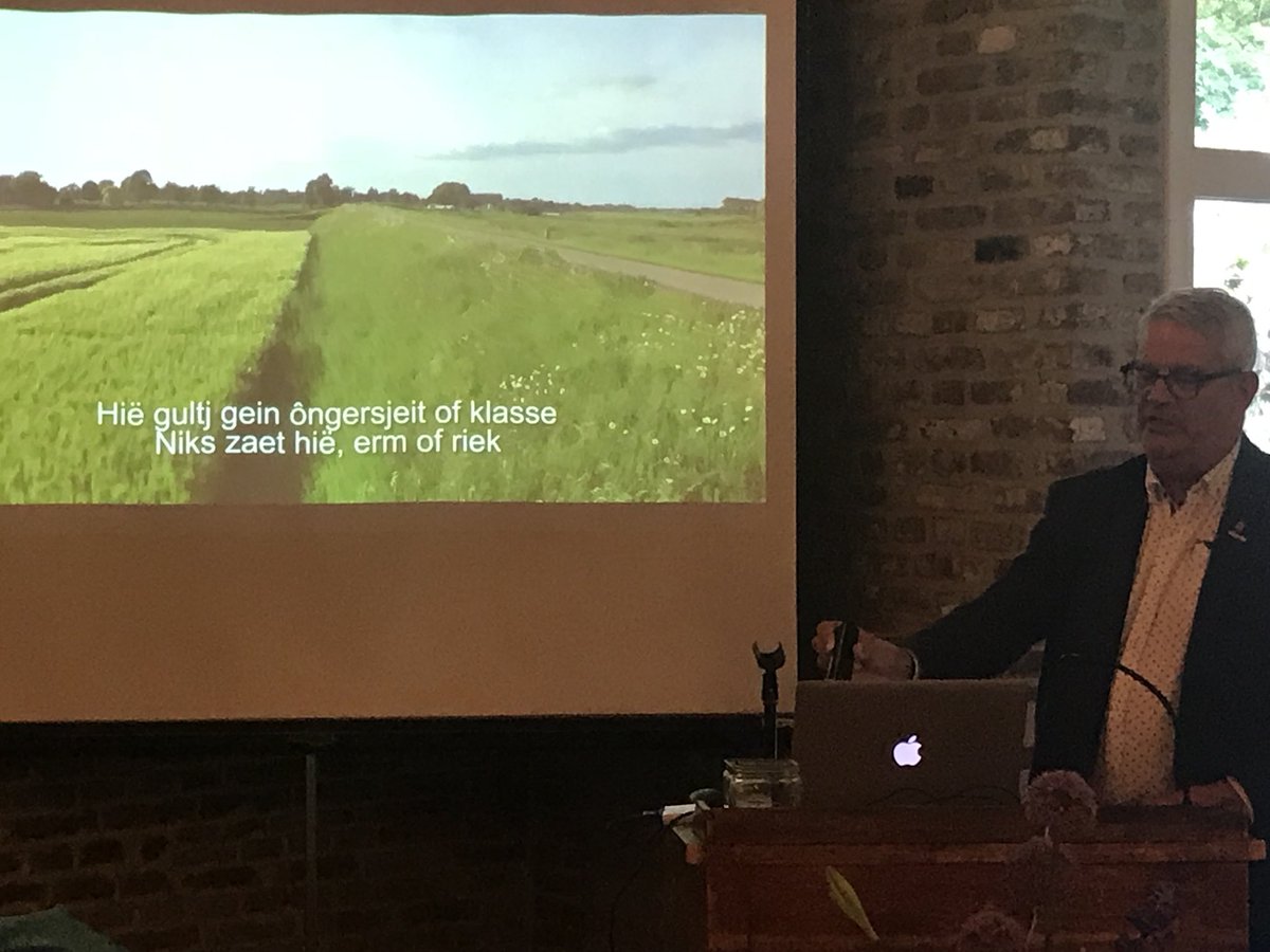 TheoBovens's tweet image. In #Elsloo, Burgemeester, College en Raad @Gemeente_Stein zingen mij tot slot van inforijk ambtsbezoek toe met het Lied van de Maaskentj, het officieuze volkslied van Stein. Dank voor jullie gastvrijheid, openheid en terechte trots!