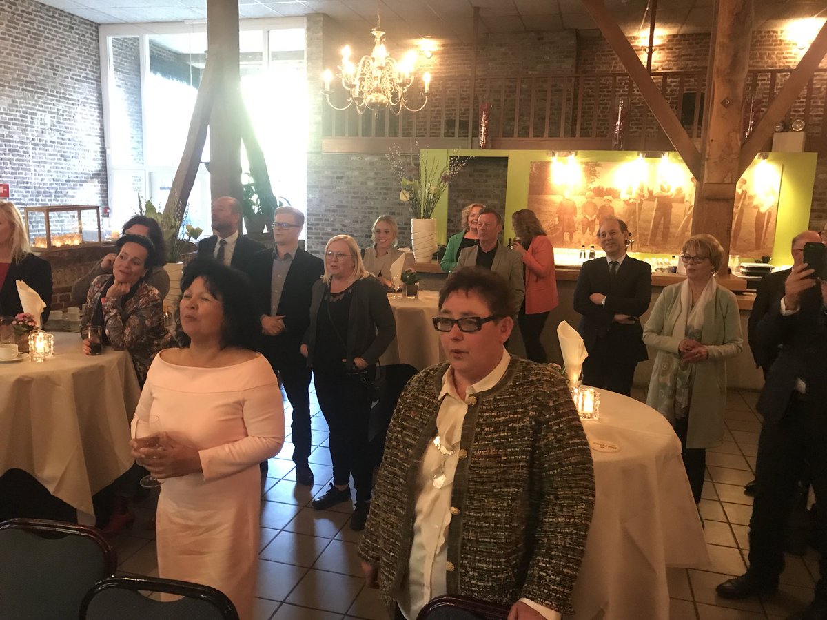 TheoBovens's tweet image. In #Elsloo, Burgemeester, College en Raad @Gemeente_Stein zingen mij tot slot van inforijk ambtsbezoek toe met het Lied van de Maaskentj, het officieuze volkslied van Stein. Dank voor jullie gastvrijheid, openheid en terechte trots!