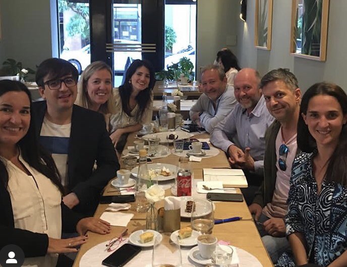 Se viene se viene #SerDigital en <a href="/UdeSA/">Universidad de San Andrés</a> coordinado por <a href="/LinaZubiria/">Lina Zubiria</a> y un line up 🤩 <a href="/fzerboni/">Fernando Zerboni</a> <a href="/capitanintriga/">Tomás Balmaceda</a> <a href="/LeoPiccioli/">Leo Piccioli</a> <a href="/AleMarcoteOk/">Ale Marcote</a> y también <a href="/ClaudioDarin/">Claudio Darin</a> y <a href="/melamedale/">Alejandro Melamed</a> Hoy imaginando cómo será con <a href="/Solchita/">Sol Moyon</a> y <a href="/arielurcola/">Ariel Urcola</a> #Transformers + info udesa.edu.ar/cee/programas.…